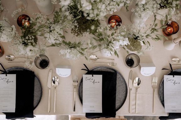 Von oben fotografierter Tischbereich mit Hochzeitsgedecken.