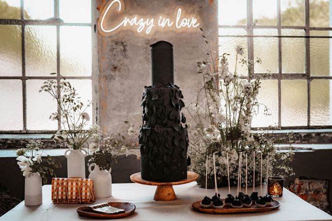 Hochzeitstorte auf Tisch