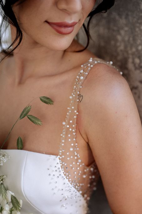 Braut mit Kleidausschnitt