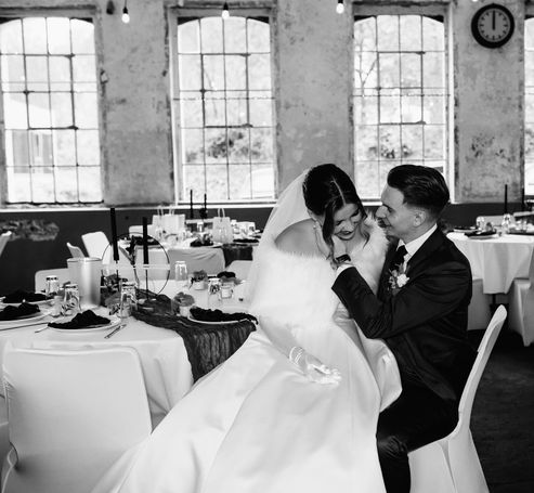 Hochzeitspaar sitzend auf Stuhl