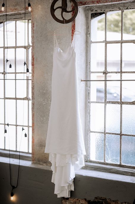 Kleid hängt an Metallteil