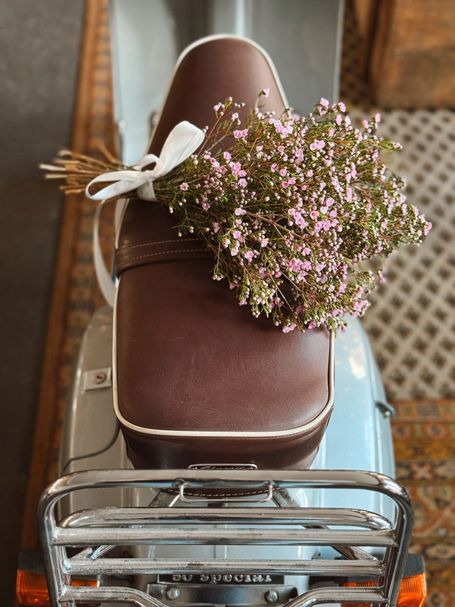 Vespa mit Blumenstrauß