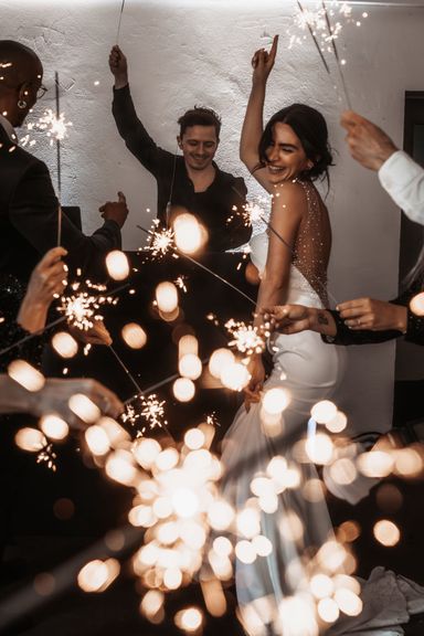 Tanzende Gäste mit Wunderkerzen in den Händen
