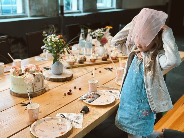 Kind sitzt auf Bank am Tisch