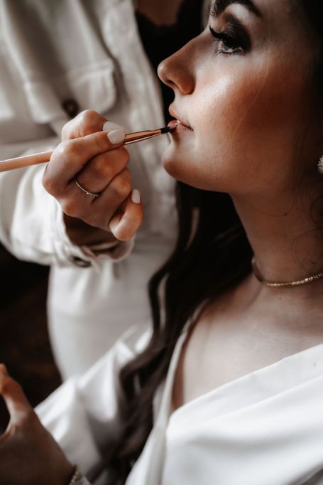 Frau wird geschminkt