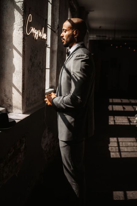 Mann schaur aus Fenster