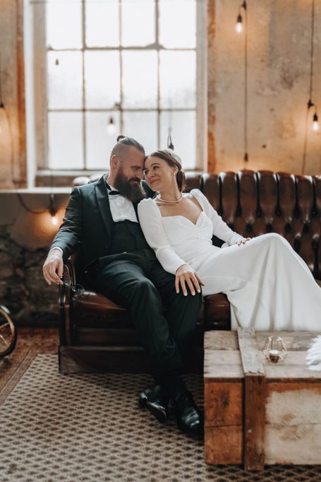 Hochzeitspaar auf Couch