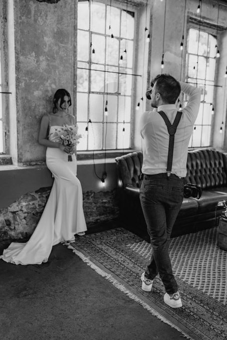 Fotograph fotografiert Braut