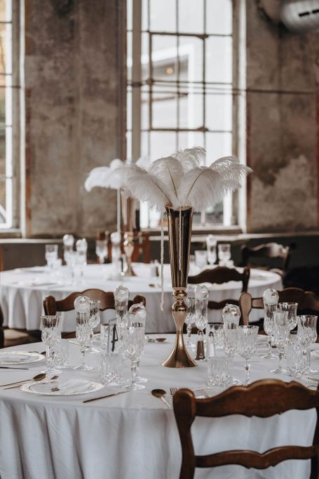 Eingedeckter runder Hochzeitstisch