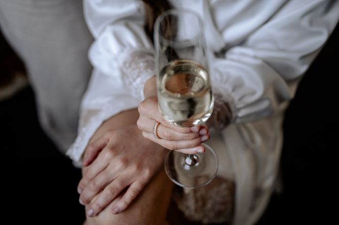 Frau sitzend mit Sekt in Hand