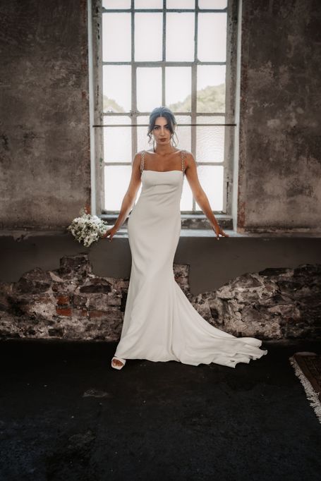 Frau steht am Fenster