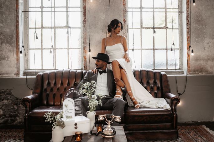 Mann und Frau auf Couch